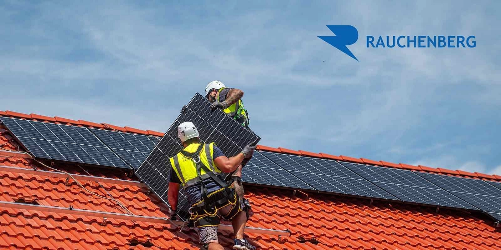 Montážní tým Rauchenberg instaluje fotovoltaickou elektrárnu
