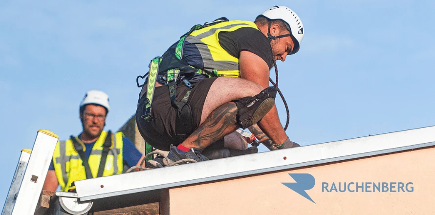 Revize stavu střešní krytiny před instalací fotovo