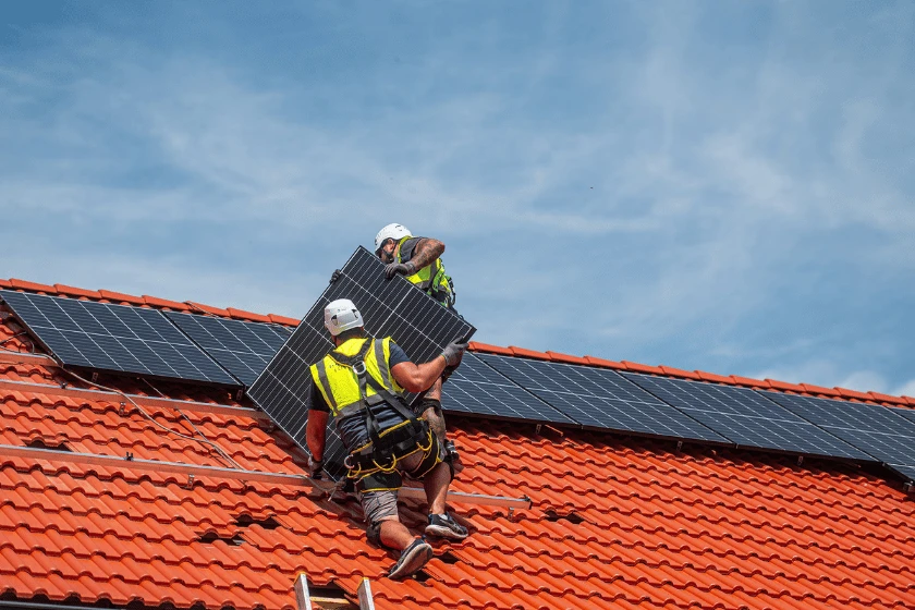 Montážní tým Rauchenberg na střeše firemní budovy 